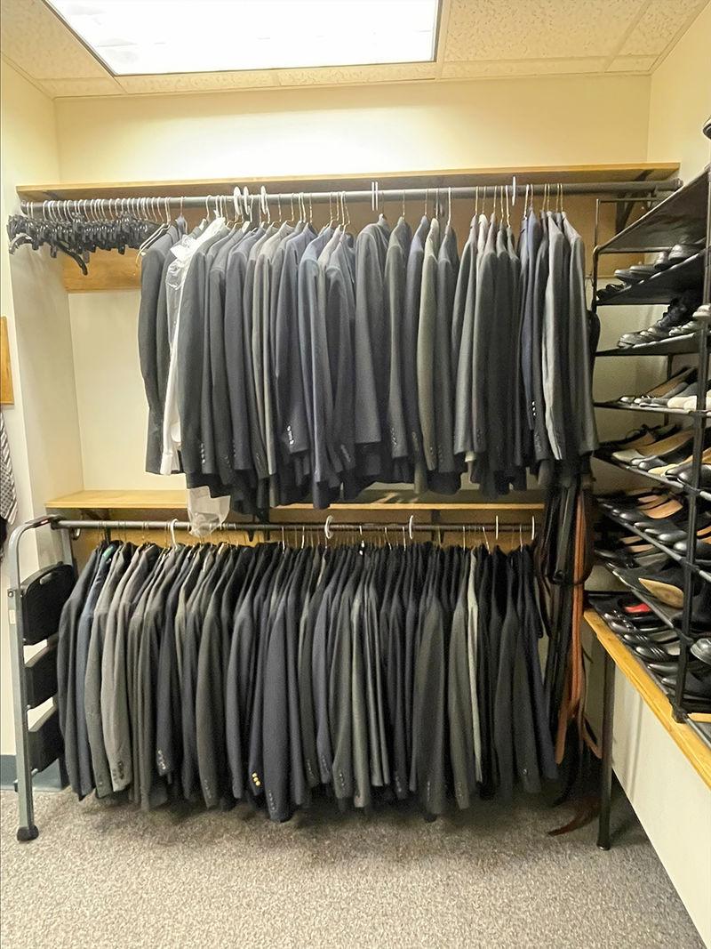 Two racks of suit jackets in the <a href='http://ly8.cn33.net'>十大网投平台信誉排行榜</a>阿尔图纳分校 职业生涯衣橱